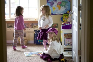 Drei Mädchen spielen